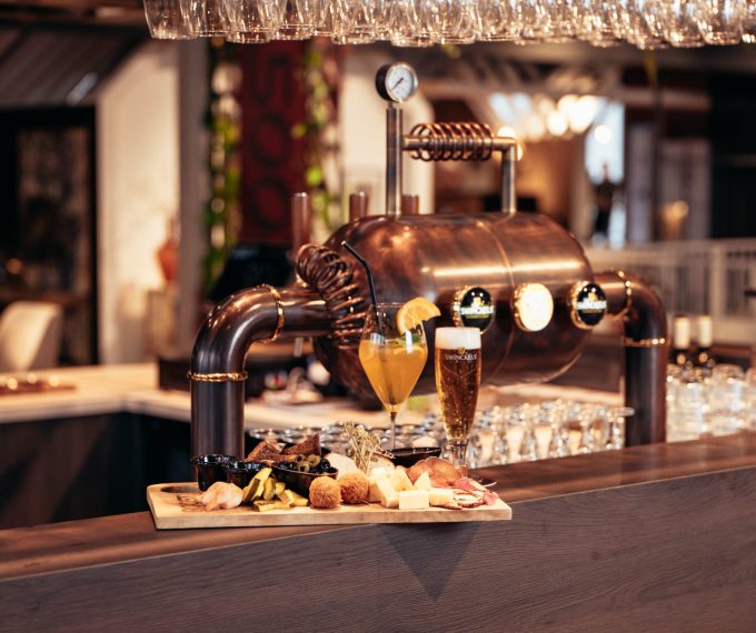 Een drankje en bites van de bar