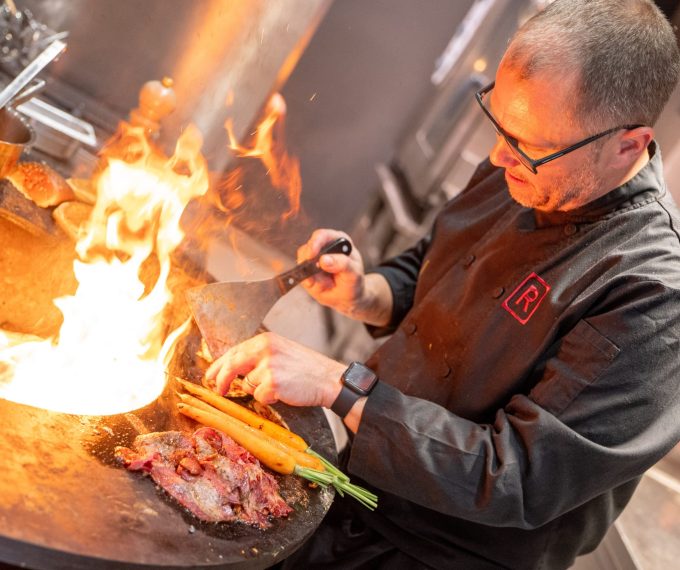 Koken op open vuur bij Roost Uden